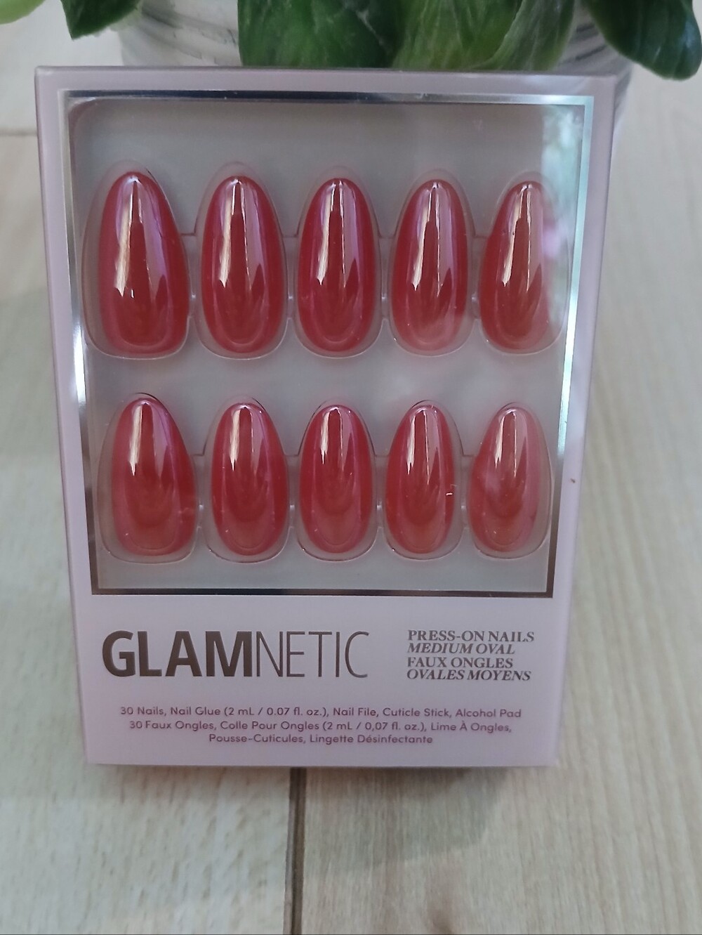 NWT Glamnetic Press On Nails Medium Oval It-Girl Red Has A Beautiful Glaze